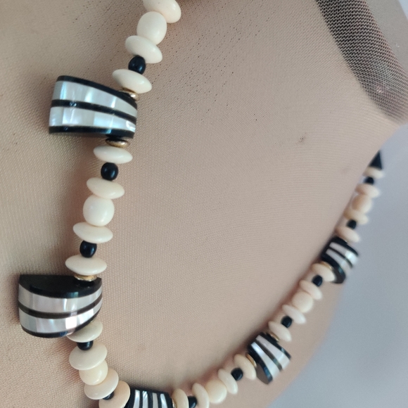 Vintage Artisan Geometric necklace Bone, wood, abalone - Picture 9 of 14